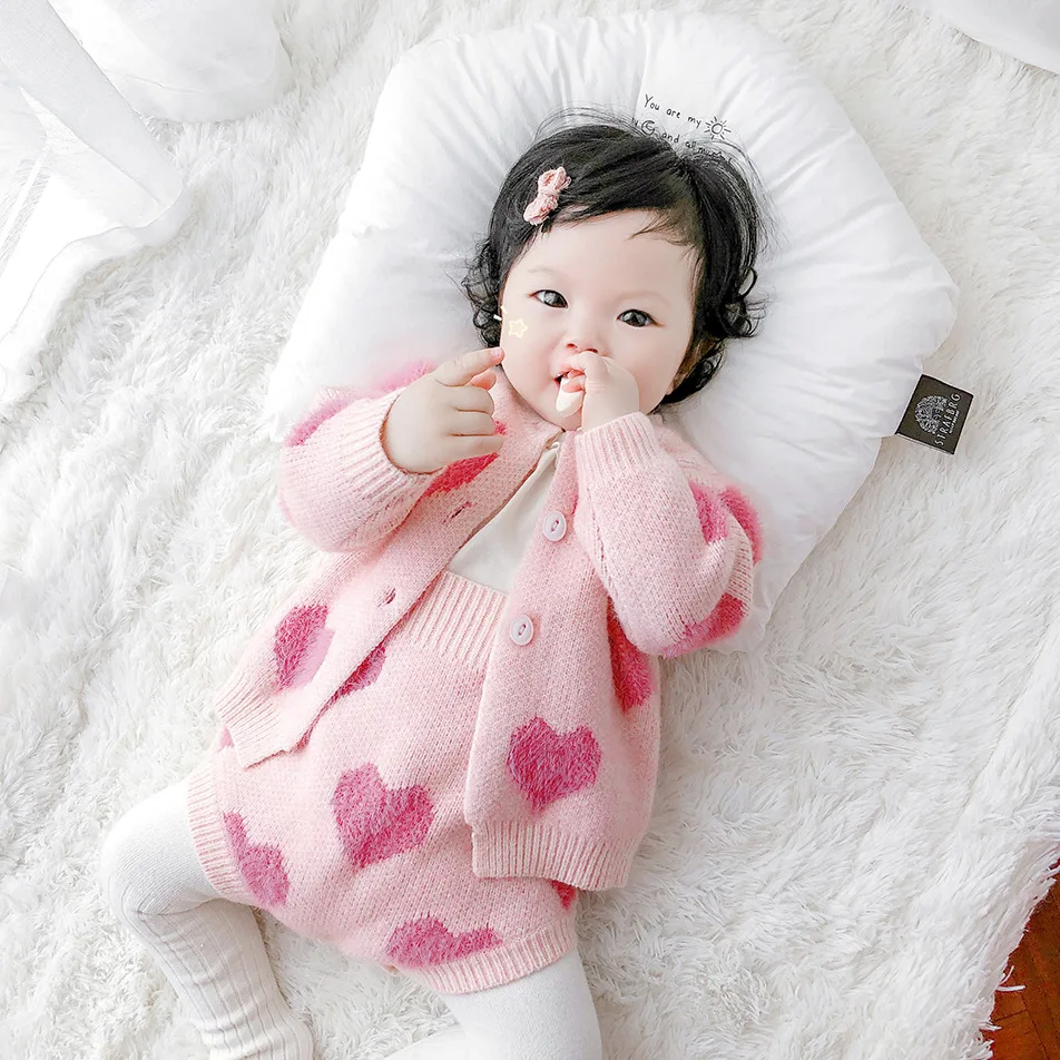 Корейская жаккардовая куртка Love для маленьких девочек с треугольным свитером в виде лианы, комплект из двух предметов, мягкая Детская одежда для маленьких мальчиков, комплекты юбок для девочек Изображение 0