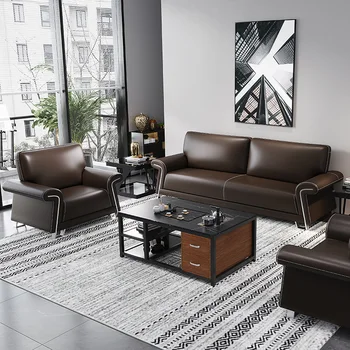 Сочетание офисного дивана и чайного столика простая приемная на троих кожаный диван для переговоров на приеме в офисе